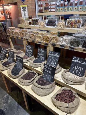 Market tour of spices etc  at Seville Vegan Tours in Sevilla