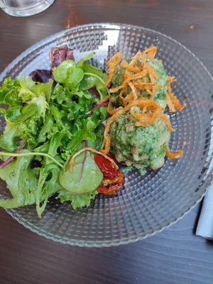 Brennessel-Knödel mit Parmesan und Salat at Steinhaus1718 in Budingen