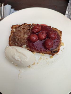 Bananenbrot mit Joghurt-Eis at Steinhaus1718 in Budingen