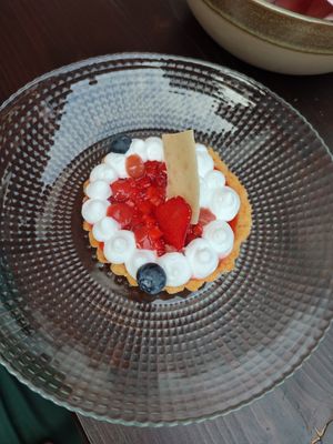 Erdbeer-Rhabarber-Törtchen at Steinhaus1718 in Budingen