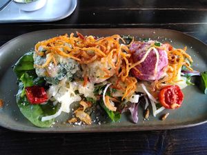 Wieder ein neues Wochengericht. Diesmal Knödel dreierlei auf Krautsalat. Spinat-, rote Beete- und Gemüse Knödel. Wiedermal super lecker. Das Steinhaus ist mittlerweile definitiv at Steinhaus1718 in Budingen