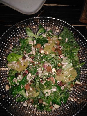 Feldsalat mit Grünkohl Orangenfilets karamellisierte Wallnüsse Räuchertofu und Äpfel Senf Dressing at Steinhaus1718 in Budingen