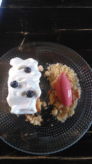 Holunder Rum cake mit Erdbeersorbet at Steinhaus1718 in Budingen