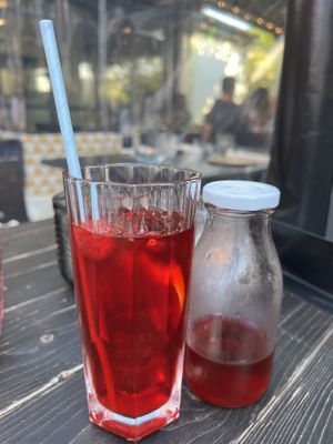 Hausgemachter Hibiskus Eistee 🌺🍹  at Steinhaus1718 in Budingen
