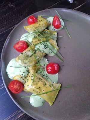 Maultaschen gefûllt mit grüner Soße pesto at Steinhaus1718 in Budingen