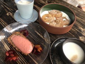 Apfelringe im Apfelweinteig und Bananenbrot mit Erdbeersorbet  at Steinhaus1718 in Budingen