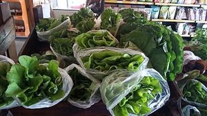 Toda quarta-feira e sábado tem feirinha agroecológica, tudo vindo direto de produtores locais! at Maná - Mercado Natural in Peruibe