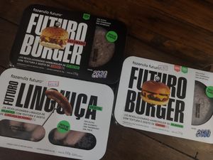 hamburguer e linguiça futuro 😋 at Maná - Mercado Natural in Peruibe