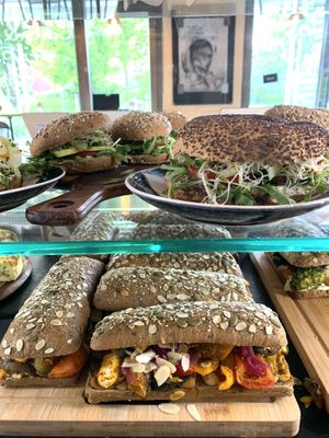 Avocado-Brötchen und orientalische/mediterrane Sandwiches mit gemischtem Grillgemüse und Hummus/Pesto  at GenussArt in Tubingen