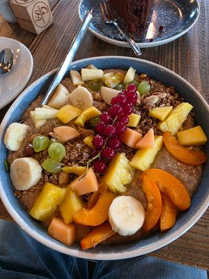 Porridge mit Nüssen und Obst at GenussArt in Tubingen