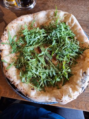 Artischokencreme vegan pizza at Pizza Quartier in Vienna