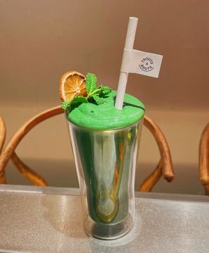 Spirulina Green Smoothie.  at Froots & Roots in Barcelona