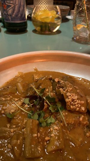 Auberginen in Erdnusssoße, vegan  at Jaadin in Munich