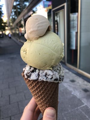 Cookies and Cream, Pure Pistachio, Earl Grey Blutorange   at Eisbrunnen - Vegan Ice Cream in Munich