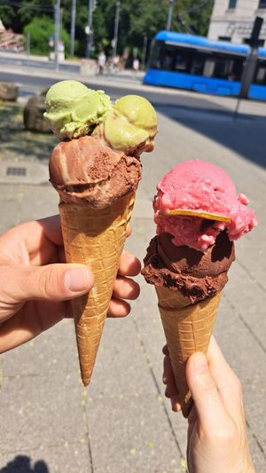 Links Erdnuss-Schoko, Basilikum und Kürbiskern-Himbeer. Rechts Mousse au Chocolat und Limette-Hibiskus-Bergamotte at Eisbrunnen - Vegan Ice Cream in Munich
