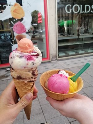 U. a. Peanut chocolate bomb and black forest at Eisbrunnen - Vegan Ice Cream in Munich