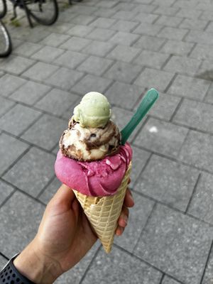 Schokominza, Limette-Hibiskus-Bergamotte, Petit Paris und Basilikum🍦❤️  at Eisbrunnen - Vegan Ice Cream in Munich