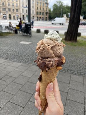 Peanutbutter-Chocolate-Bomb, gerösteter Zimt und Mohn-Marzipan  at Eisbrunnen - Vegan Ice Cream in Munich