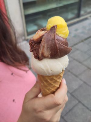 1001 nights, peanut butter chocolate bomb, passion fruit sample at Eisbrunnen - Vegan Ice Cream in Munich