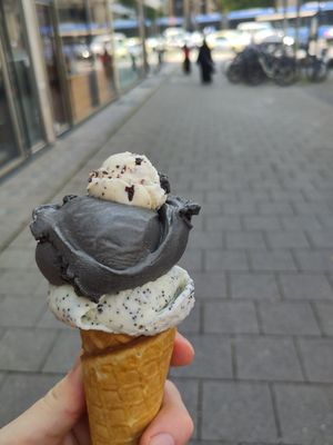 Marcipan poppy seeds, black sesame, stracciatella sample at Eisbrunnen - Vegan Ice Cream in Munich