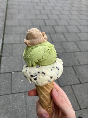 stracciatella and matcha ice creamm  at Eisbrunnen - Vegan Ice Cream in Munich