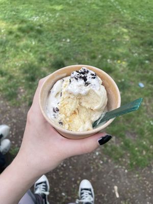 Stracciatella, Bienenstich und probierkugel Cookies&Cream oben drauf   at Eisbrunnen - Vegan Ice Cream in Munich