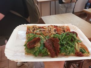 Boven: tomaat champignons. Onder: hummus zongedroogde tomaat at La Prezzemolina in Rome