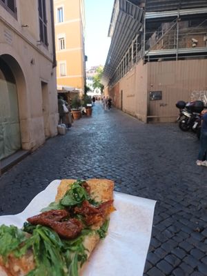 Hummus zongedroogde tomaat at La Prezzemolina in Rome