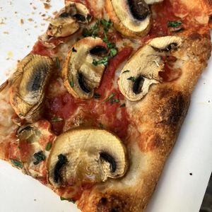 Pizza con champiñones  at La Prezzemolina in Rome