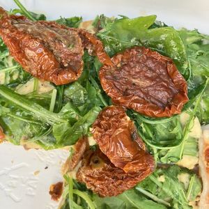 Pizza con hummus y tomate seco  at La Prezzemolina in Rome