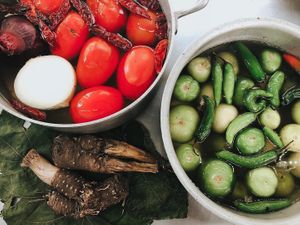 Salsitas en preparación 😋  at Mandragora Vegan in Mexico City