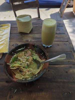 Golden milk fría y unos chilaquiles verdes at Mandragora Vegan in Mexico City