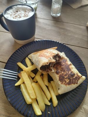 Burrito de bistec y Latte lavanda 🪻 at Mandragora Vegan in Mexico City