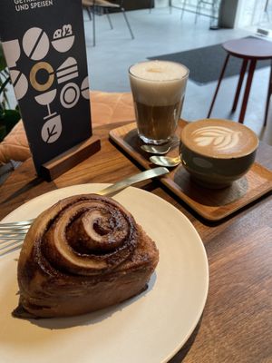 Zimtschnecke, Flat White und Café latte  at Oktober Café in Bochum