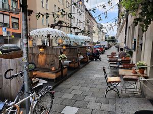 Outside seating at Cafe Lozzi in Munich
