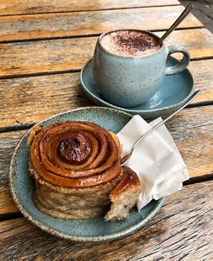 Vegane Zimtschnecke und Heiße Schokolade   at Cafe Lozzi in Munich