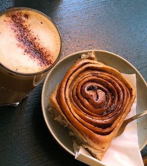 Vegane Zimtschnecke, Hafermilch Chai Latte   at Cafe Lozzi in Munich