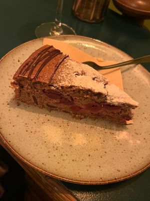 Veganer Gewürz-Kirsch Kuchen  at Cafe Lozzi in Munich