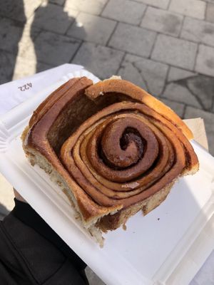 warm cinnamon bun to go (3,40€) - 9 / 10  at Cafe Lozzi in Munich