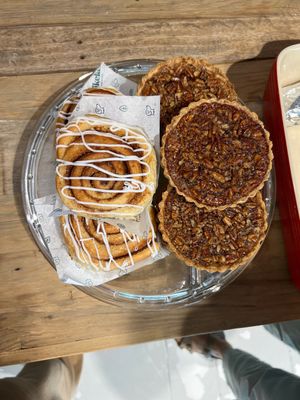 Ricos roles de canela y pay de manzana   at Olaflora in Guadalajara