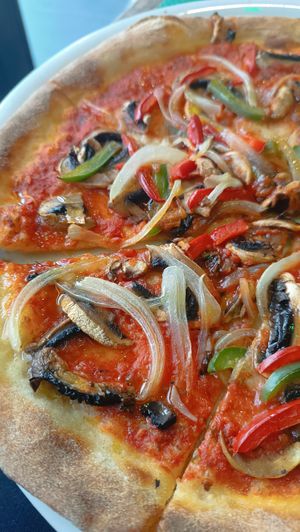 La triste pizza vegana at Il Limoncello in Madrid