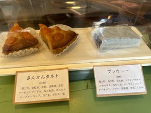 Vegan Kumquat Tart and Vegan Brownie at Oli−Oli in Ninohe