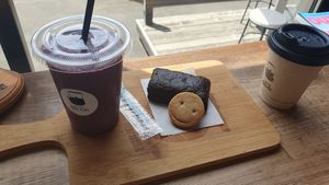 Cake and coffee at Oli−Oli in Ninohe