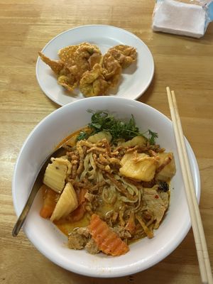 Veg Kao Soi & fried wantan/dumplings  #Veganuary at Ming Kwan in Chiang Mai