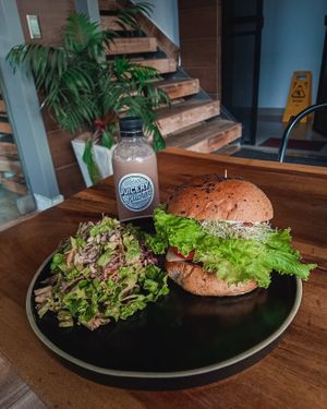 Vurguer Plant-Based 🌱🍔 + Mejor q' Milo 🧋 at Juki & Co in Cali