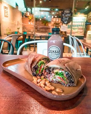 Burrito Sabanero 🌯 + Fresita 🍓🧋 at Juki & Co in Cali