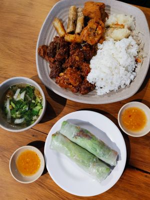 At the bottom are Dua Hau Ep (fresh spring rolls) and at the top is buffée selection with the rice at Ẩm Thực Chay BỒ ĐỀ SAO in Nha Trang