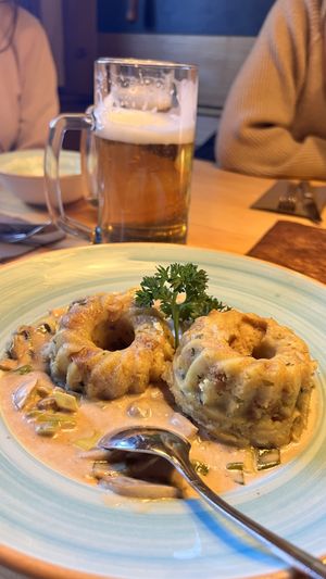 Gugelhupf Knödel mit Lauch-Pilz-Rahm  at Landgasthof Löwen in Aitrach