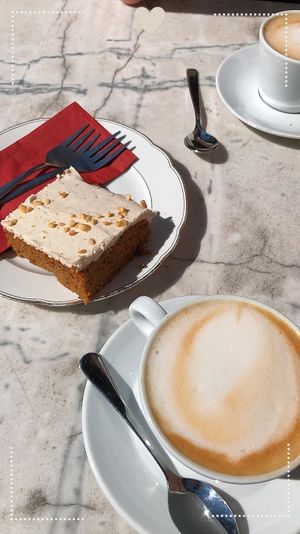 Rübli Kuchen und Cappuccino mit Hafermilch  at café-mats in Karlsruhe