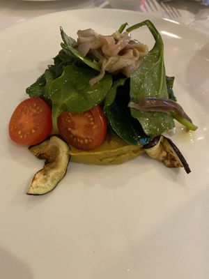 Vegane Vorspeise, Hummus mit Spinat  at Chasa Montana Hotel & Spa in Samnaun